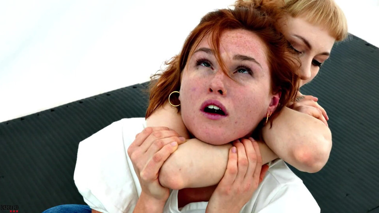 Defeated Sex Fight: Lilith &amp; Meryl - Si rambut merah panas vs si blonde seksi...