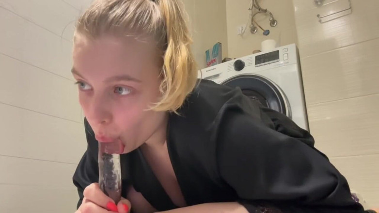 JuiceLussie: Cewek sange ini lagi asik muasin memeknya pakai air liur...