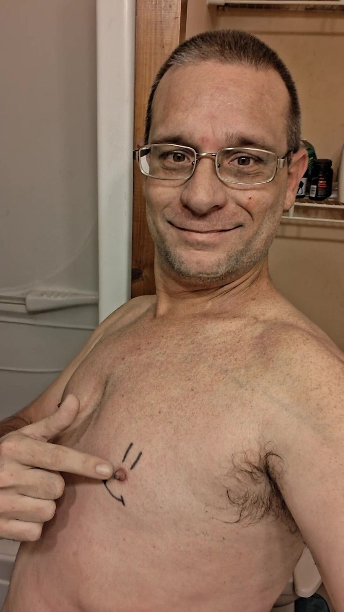 DubeSnackes: Dubesnackes, mostrando ora e insapona e strofina il suo corpo...