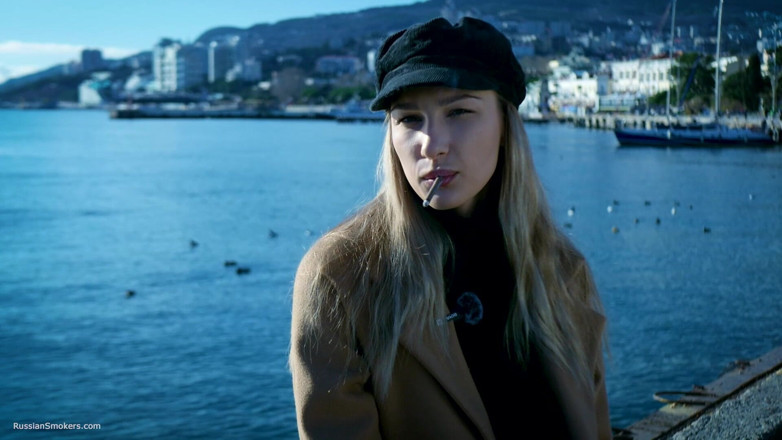 Russian Smokers: Palenie na zewnątrz z Beaty Russian Girl 1