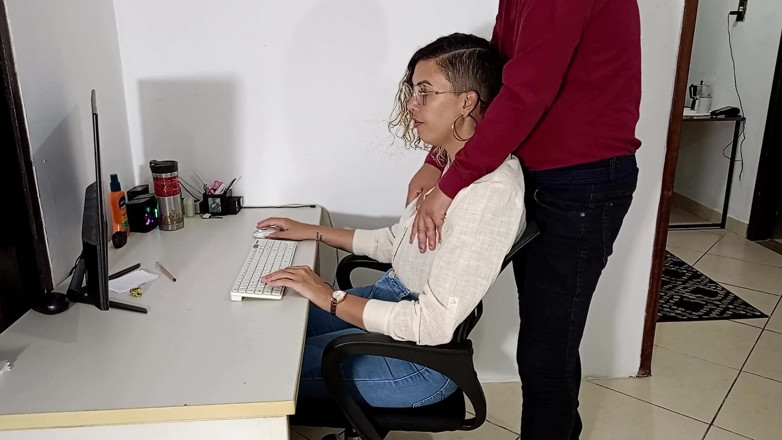Gabi SweetCouplesStories: Encontro com o Chefe no Primeiro Dia de Trabalho.