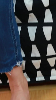 Elegantes bombas Suede y medias dedo del pie reforzadas jugando con los zapatos