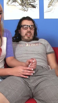 Cherry Morgan et Dakota Charms - branlette vierge geek