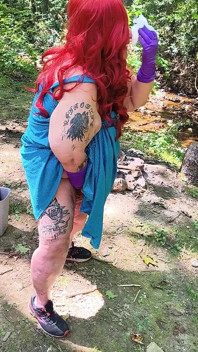 Sie zieht ihr kleid im wald vor, ist sie ein squirtendes chaos