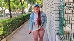 Latincurvyredhead: 我继兄弟的妻子要求我帮助她享受她在公共场合自慰的幻想，并在我访问后给我喷水。