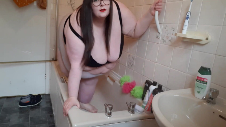 SSBBWLadyBrads: SSBBW bath time struggles nearly getting stuck