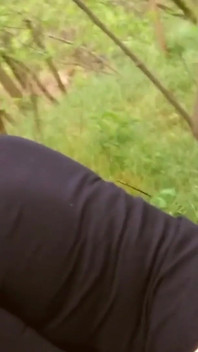 Nadržená teenagerka s křivkami šuká prvního komera v novém městě