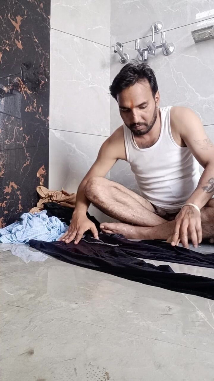 Rajasthani-old-lover: Desi giovane ragazzo si diverte a lavare la biancheria intima...