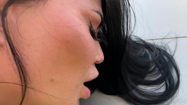 Jasmine Jae: Kongkek berisiko di atas bumbung