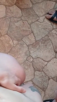 Três colegas de dormitório masturbam suas xoxotas de uma forma arriscada na cozinha compartilhada