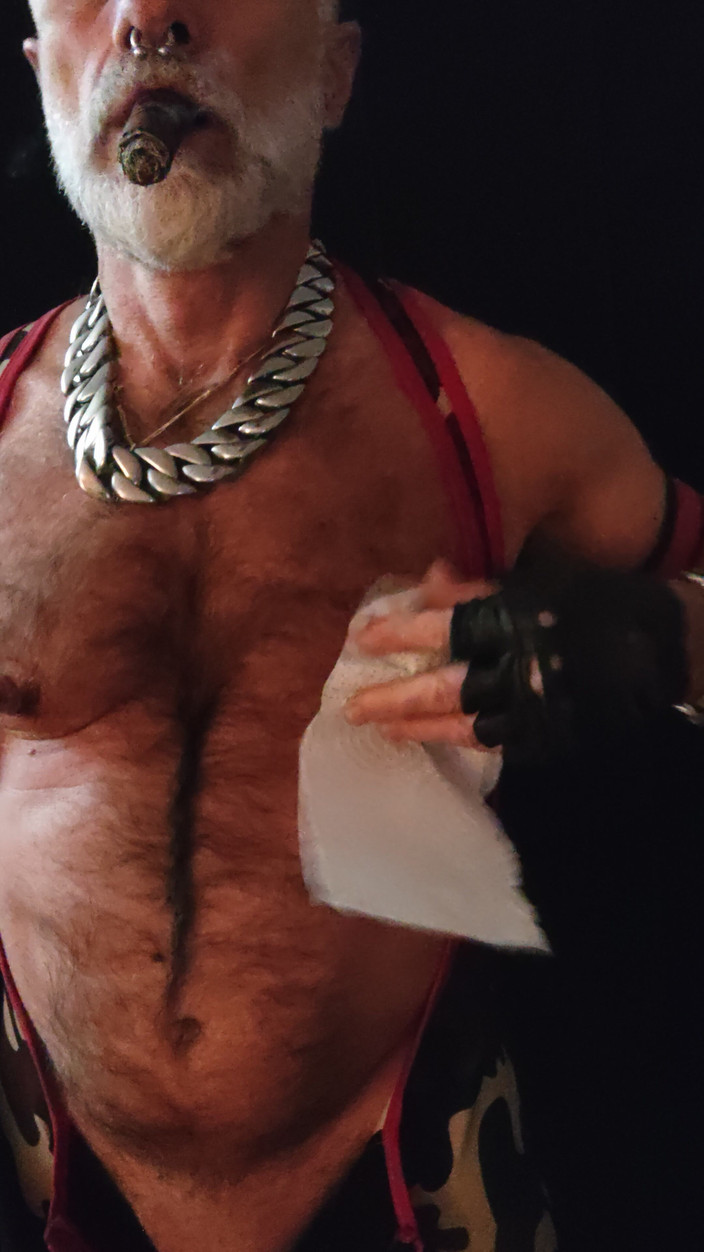 MusclesCigarsFFPig: Bröstvårt muping medan du röker gar