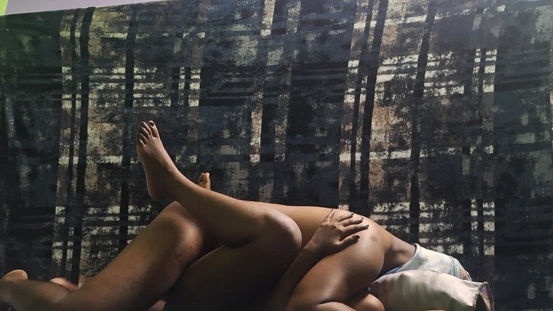 Kristy Mia: Sesso segreto con l'amico del marito 3 (nanban Manaivi Pundai Virithal)