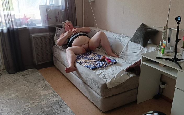 Zona901: Suegra insaciable masturba su gran coño con sus juguetes sexuales