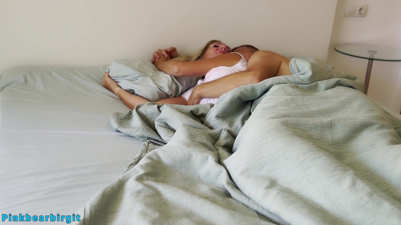 Pinkbearbirgit: 早上硬鸡巴和阴蒂摩擦是不够的，妻子需要更多的