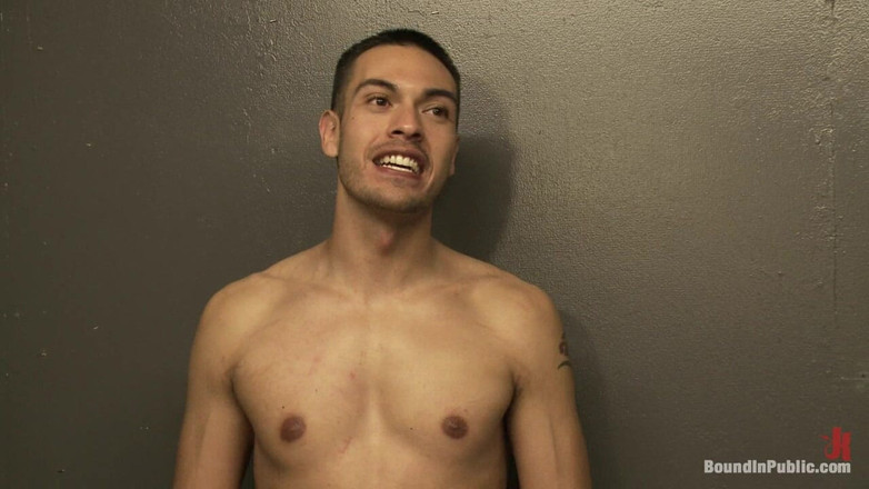 Bound in public: Latin Hunk dostane dvojitou penetraci v porno obchodě Folsom Gulch.
