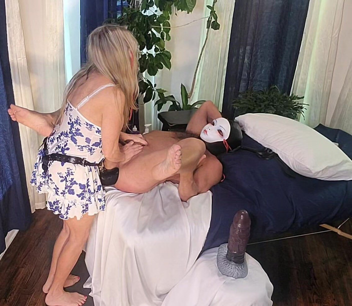 Peggingprincess: Чорний гладкий, слизький і товстий мега ділдо подається гарячим і жорстким