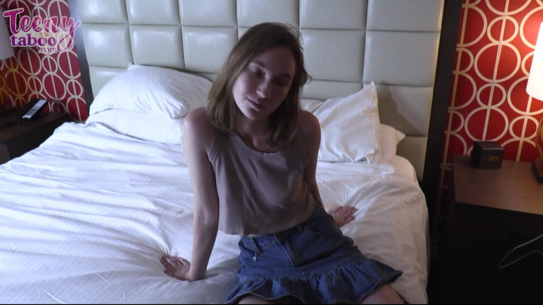 Teenytaboo: Opiekunka do dziecka Claire zostaje zerżnięta w dupę