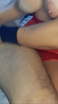 La Mia Ragazza Mi Fa Una Deliziosa Sega Con Olio, Lecca, Sputi E Molto Eccitato