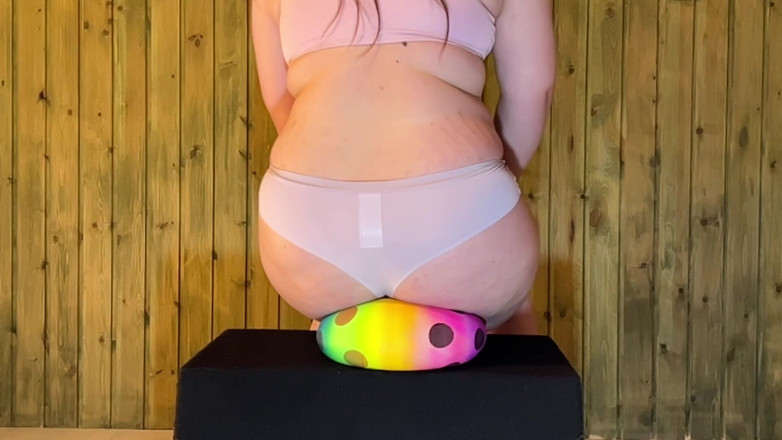 BeachBallsDuo: 10 дуже м'яких гумових яєць були розчавлені агресивно! Bigbootylucy і Dragon в нижній білизні!