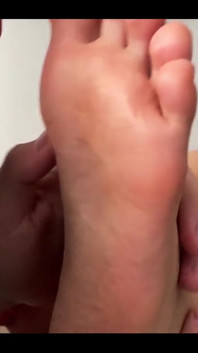 Video baru! Abang tiri, tolong terus menjilat kaki saya! Saya benarkan awak pancut padanya