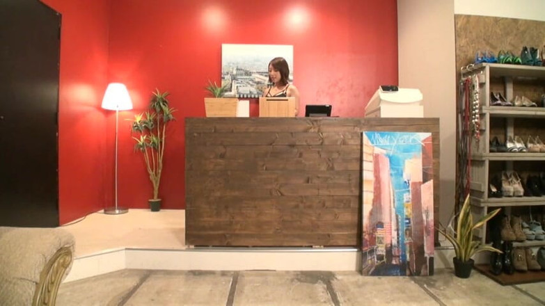 CherryBONBON: Demasiadas miradas secretas a la empleada seductora en una tienda...