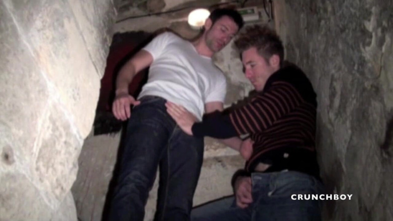 STRAIGHT BOY CURIOUS: Due amici ragazzi etero si divertono in un seminterrato discreto