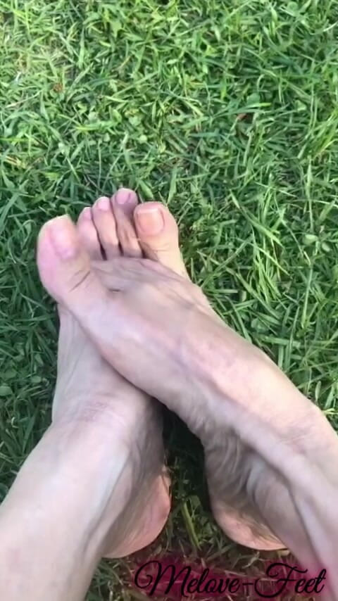 Naelor: Melove Showing Her Sexy Small Feet on Green Grass