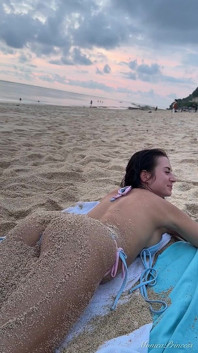 Massage érotique du cul sur la plage, plaisir coquin dans l’océan