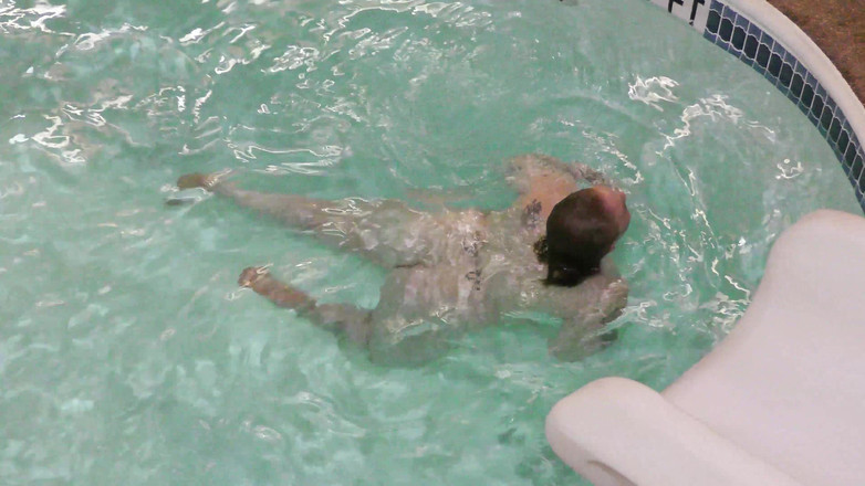 GingerVixen.XXX: Berenang bogel