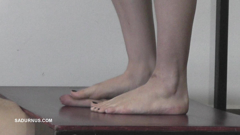 Sadurnus: Nô lệ sẽ không đạt cực khoái dưới đôi chân trần của...