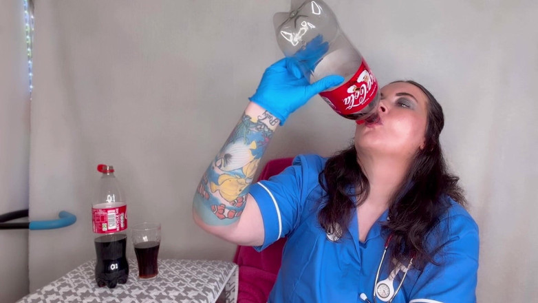 MissFFW: Infermiera donna donna che beve fizzy e viene sborrata