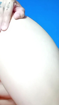 MILF Latina bermain dengan pepek berbulu besarnya dalam gaya doggy