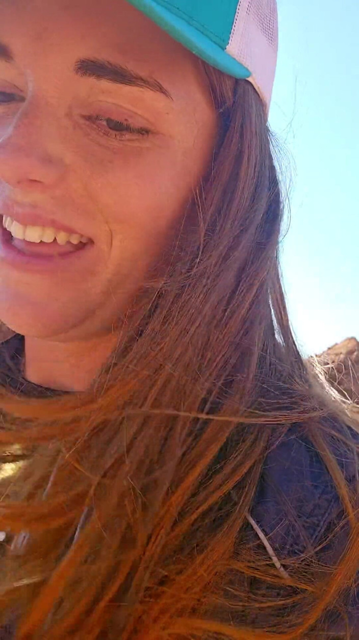 NaughtyRedFarmgirl: Zrzka šuká zadek a kundičku stříká všude