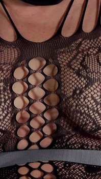 Musel jsem ji přivázat k židli a ošukat ji sexuální mašinou, zatímco jsem ji lemoval napumpovaný klitoris