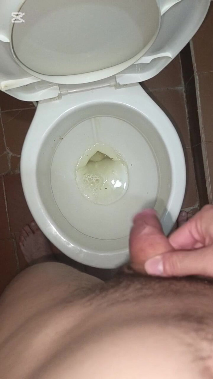 charlessteel: Compilation di twink arrapati che pisciano e si masturbano