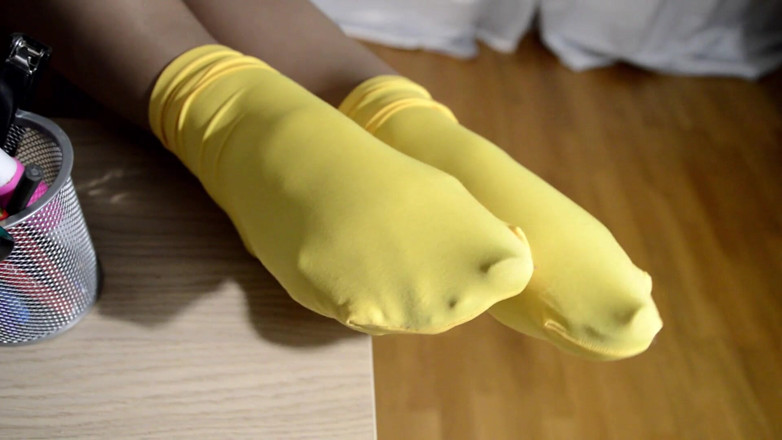 Mistress Legs: Yummy yellow socks