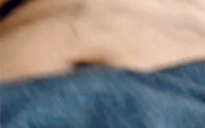 maikelflam: Singură în cameră cu plăcere