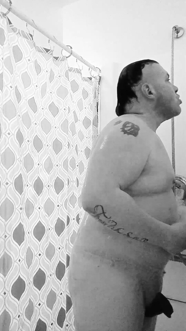 JG Risk: Film de douche avec des vieux visuels en noir et...