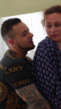 Sexy nezbedná dívka svádí milence své nevlastní matky a on je šuká oba tvrdě do pusy s jeho obrovským ptákem!