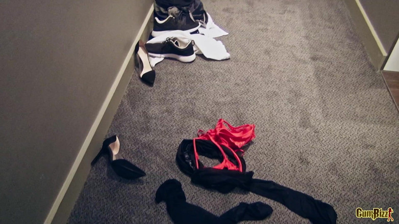 Cumbizz: MILF canadese con tette grandi è venuta e cacciata dall'hotel