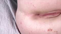 ATKIngdom: Jenna masturbuje se svou hlučnou hračkou