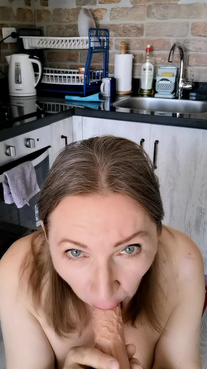 MariaOld: 거대한 젖탱이의 새엄마는 당신을 행복하게 만들어줄 것입니다.