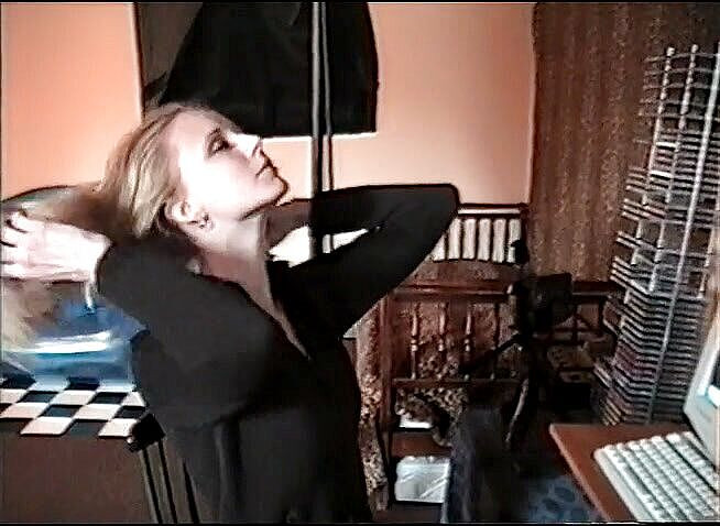 Flash Model Amateurs: Lovely bitch undresses in front of her pc