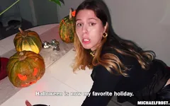 Efter ett sådant knull kommer du definitivt att älska Halloween !! Försök att titta till slutet och inte sperma!