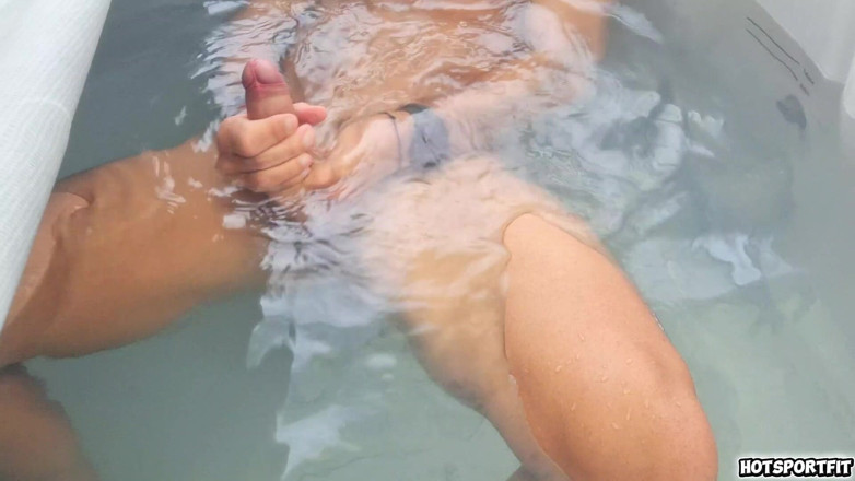 Hotsportfitboy: Pulă mare excitată se masturbează sub apă pe balconul de...