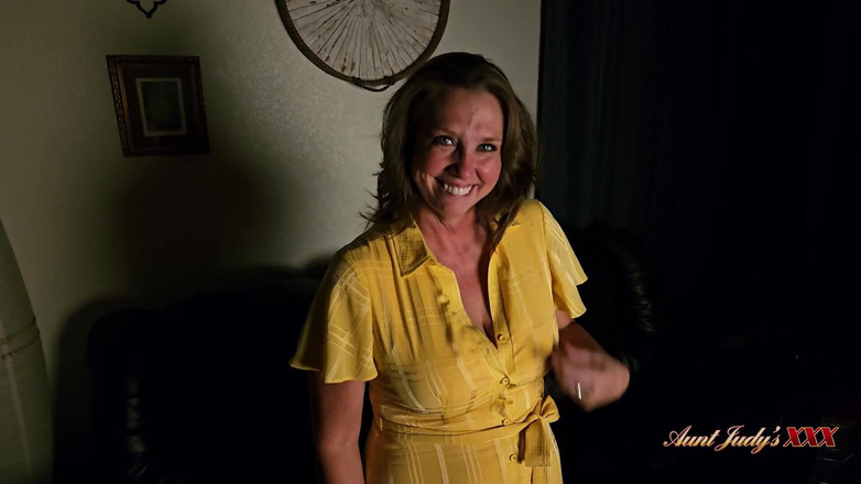 Aunt Judy's XXX: AuntJudysXXX - 在停电期间操你丰满成熟的继母（第一人称视角）