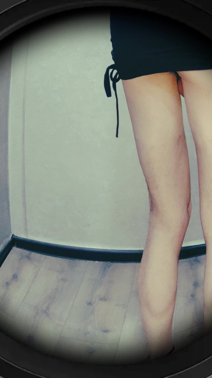 Lana Cross: 家の中を一人で歩き回っています