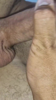 Un ragazzo effeminato sissy squirta con un ragazzo con un grosso cazzo
