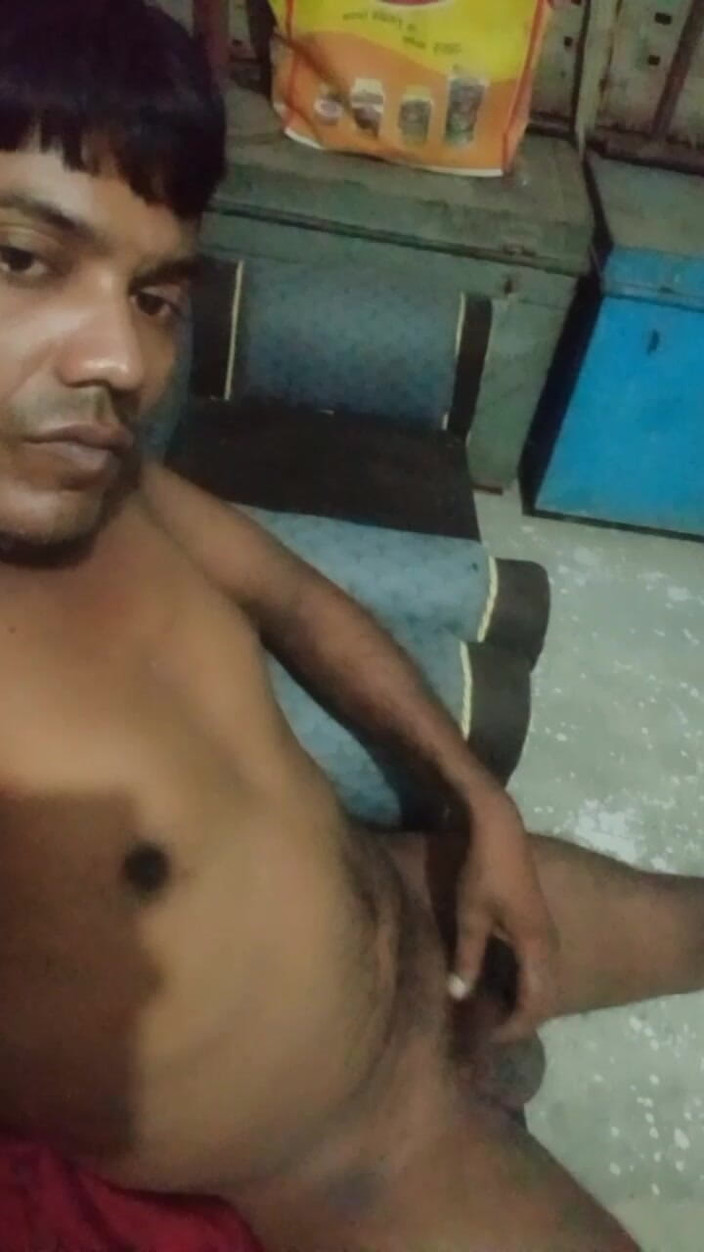 ramanuj438: 한 남자가 그의 자지를 흔들어 곰과 함께 했어