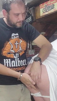 Hermanastra abriendo las piernas mientras me dedo y la follo